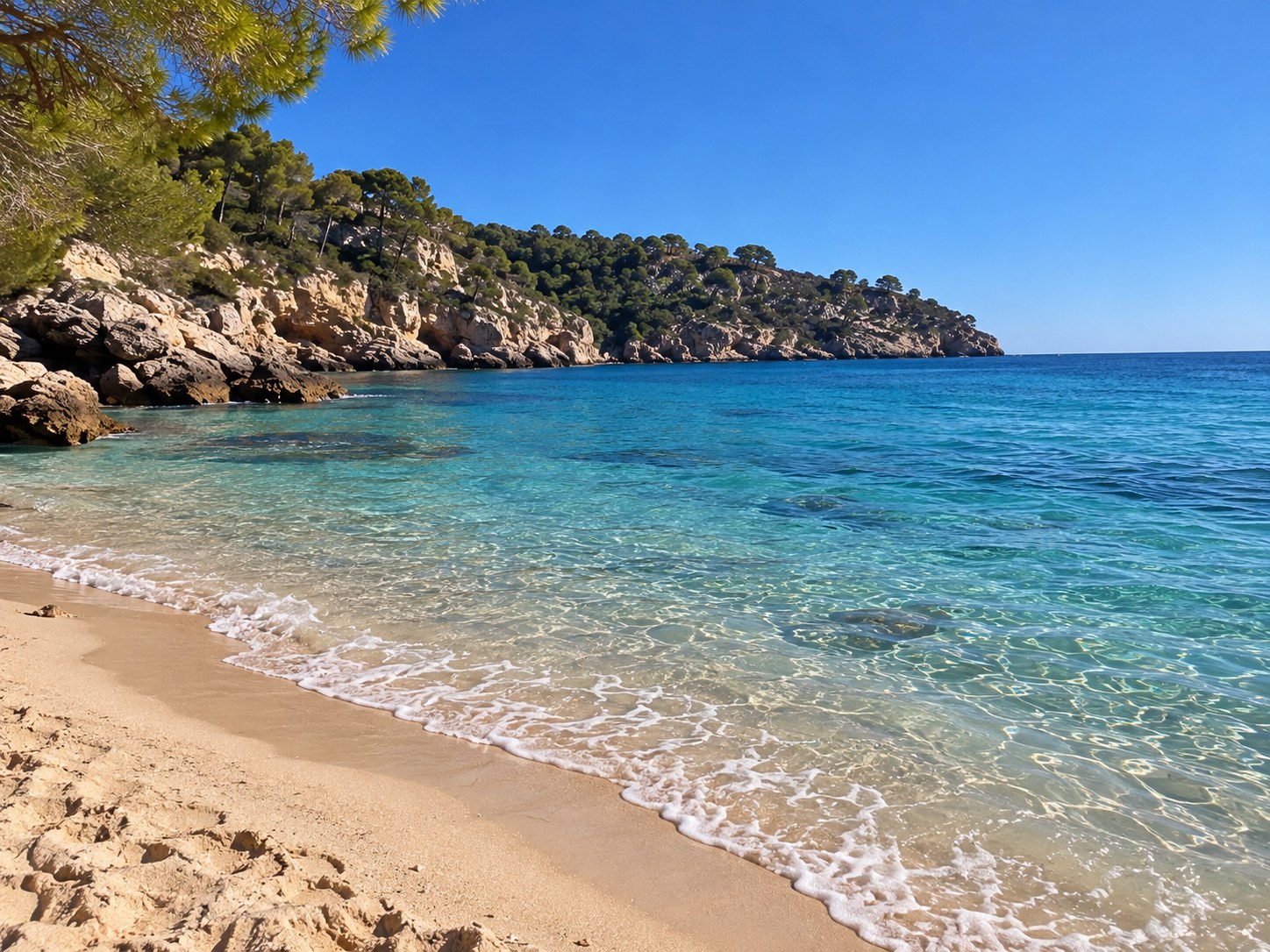 Cala mediterránea de aguas turquesas